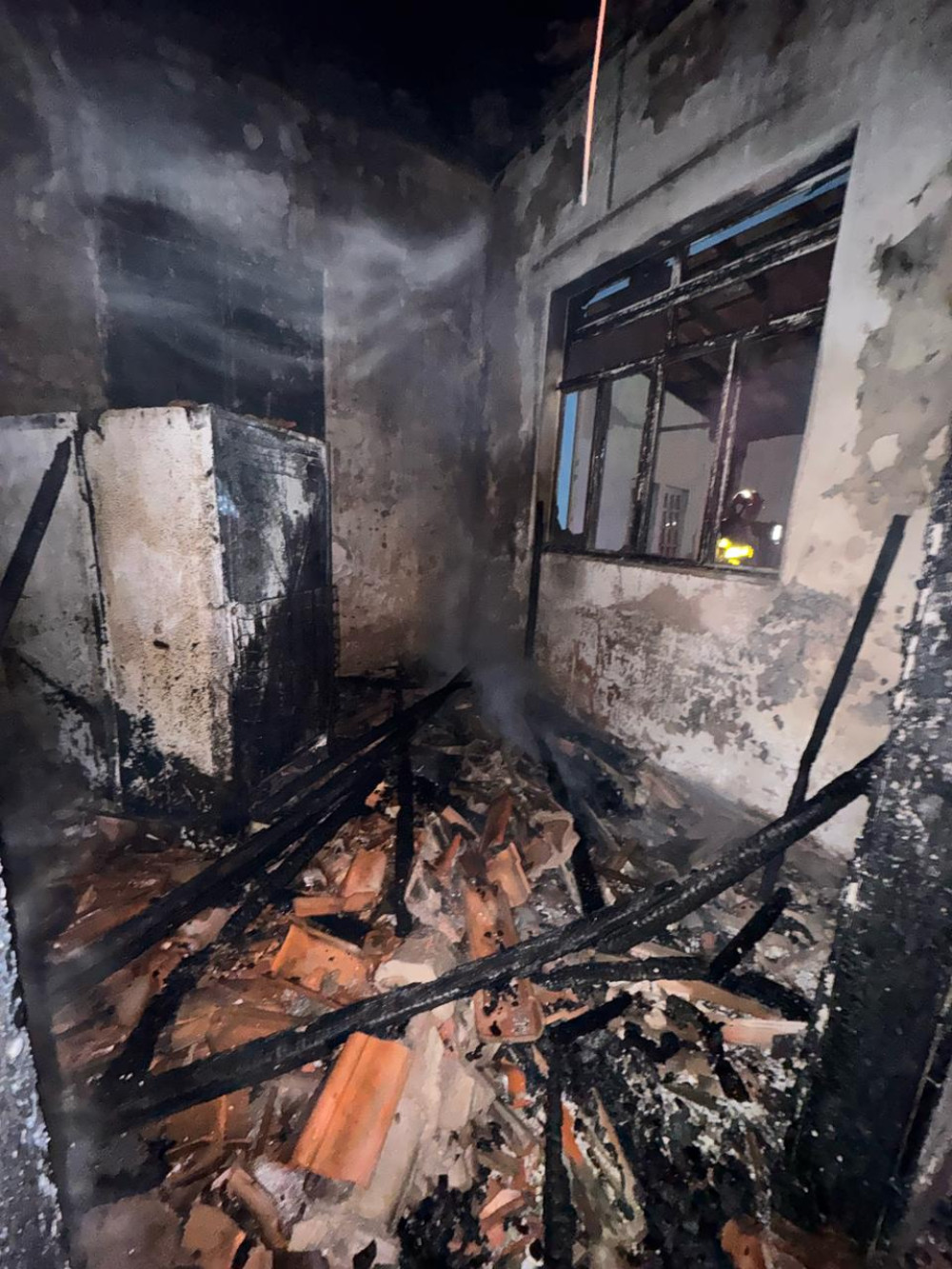 Incêndio destrói residência na rua Capitão José Apolinário