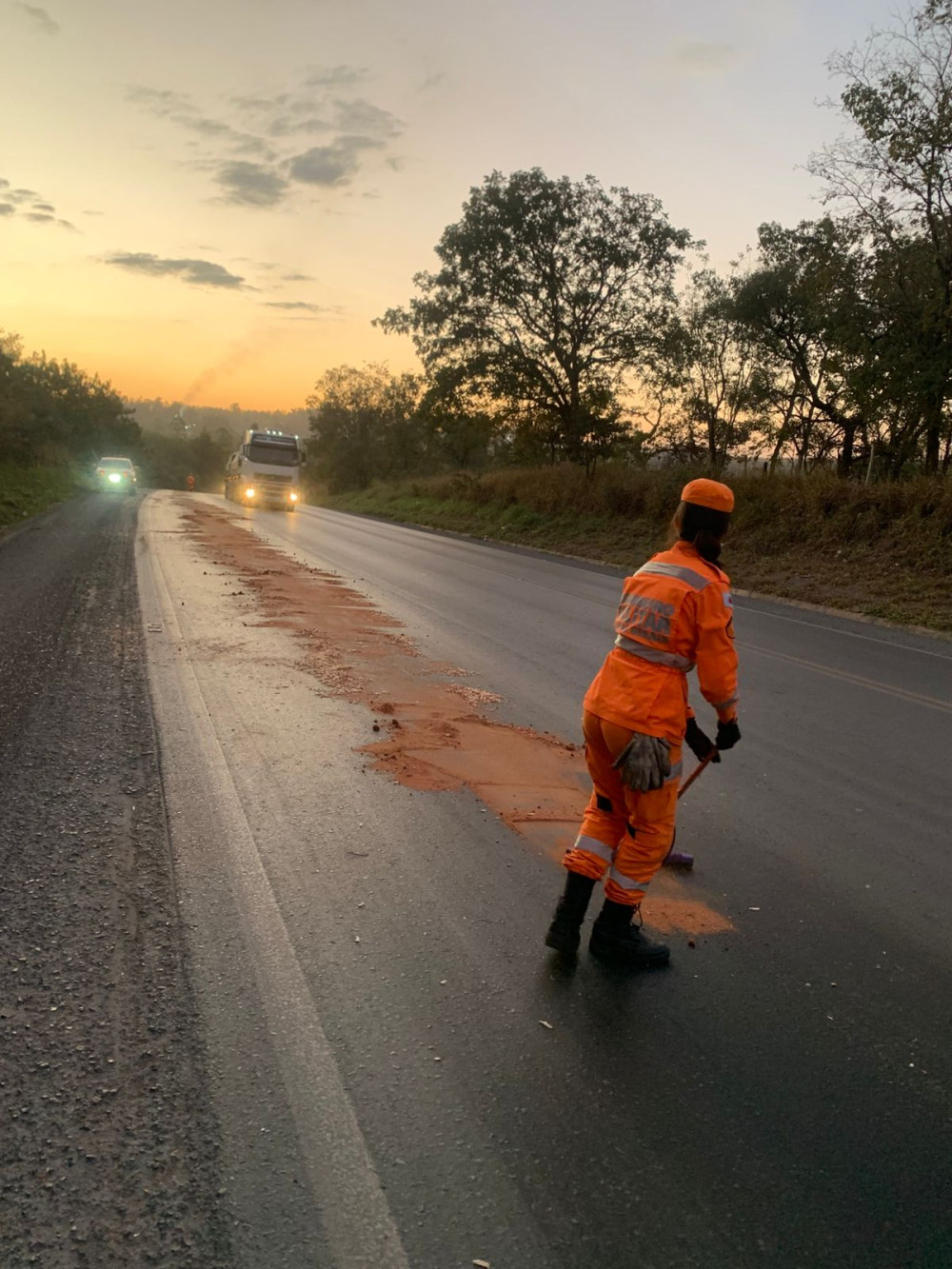 Corpo de Bombeiros atua para evitar acidentes na BR-354 após vazamento de óleo